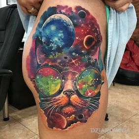 Tatuaż Kosmiczny kot na nodze motyw: kosmos styl: surrealistyczne