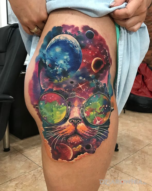 Tatuaż kosmiczny kot w motywie kosmos i stylu surrealistyczne na nodze
