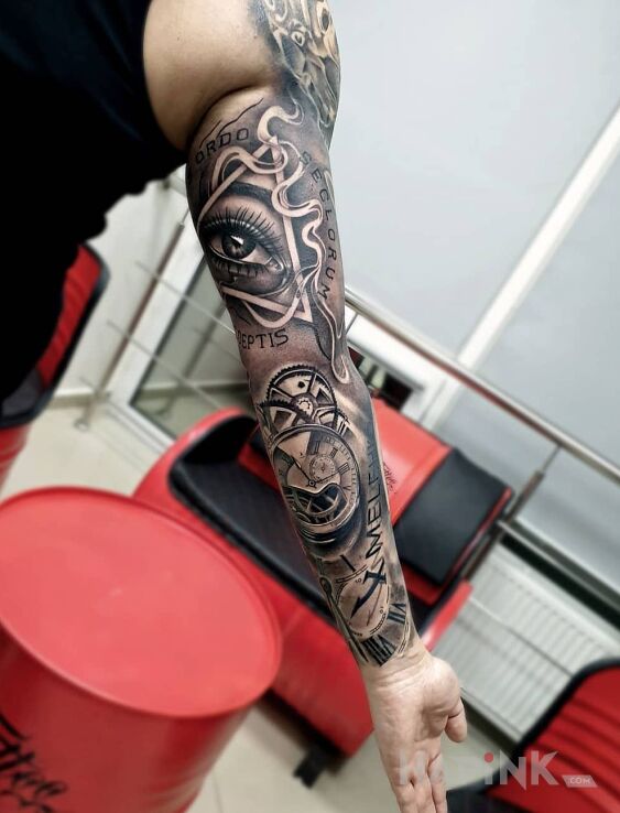Tattoo Oko iluminatów w rękawie in black and gray motif and realistic style on the upper arm