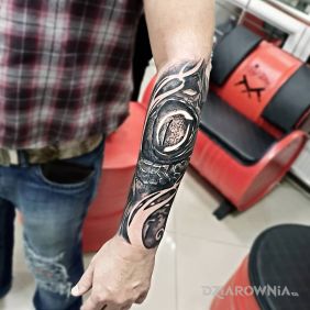 Tatuaż Gadzie oko na przedramieniu motyw: fantasy styl: realistyczne