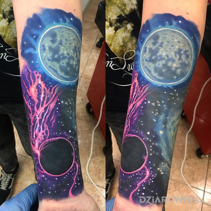Tatuaż bajkowa odsłona kosmosu w motywie kolorowe i stylu realistyczne na przedramieniu