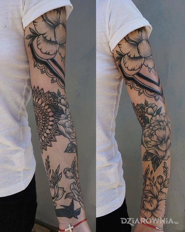 Tatuaż kwiaty i mandala w motywie czarno-szare i stylu graficzne / ilustracyjne na ramieniu