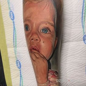Tatuaż Portret dziecka na przedramieniu motyw: twarze styl: realistyczne