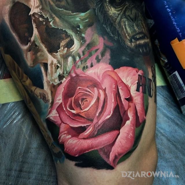 Tatuaż czaszka z kwiatem w motywie kolorowe i stylu realistyczne na nodze