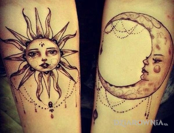 Tatuaż słońce i księzyć w motywie miłosne na przedramieniu