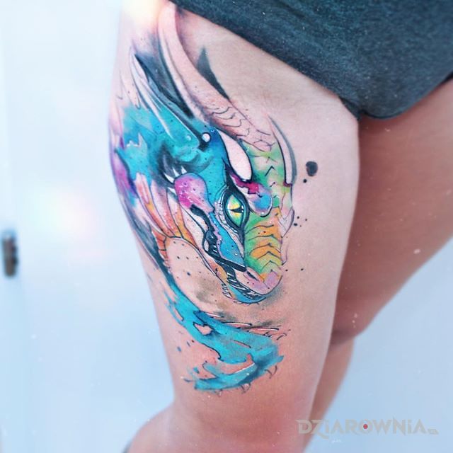 Tatuaż smoczek w motywie smoki i stylu watercolor na nodze