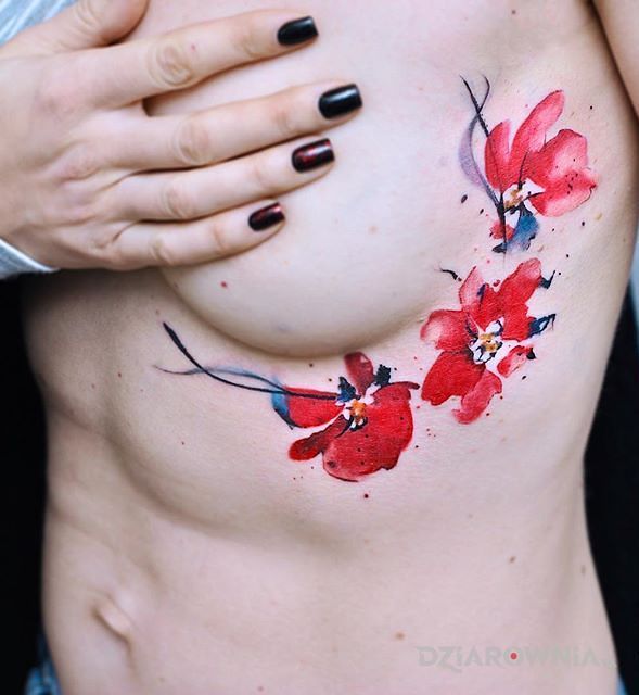 Tatuaż maki trzy w motywie kolorowe i stylu watercolor na żebrach