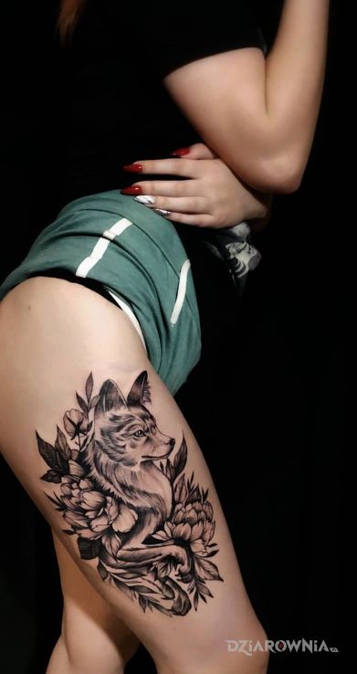 Tatuaż lis w kwiatach w motywie zwierzęta i stylu graficzne / ilustracyjne na nodze