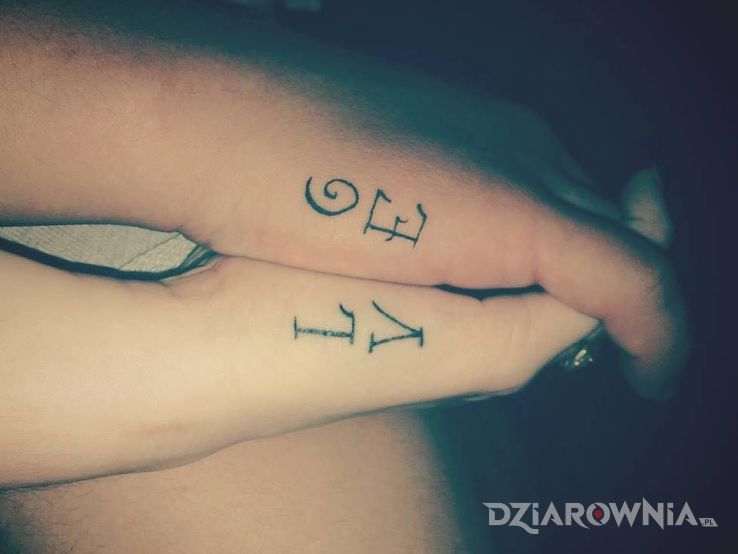 Tatuaż napis w motywie miłosne na dłoni