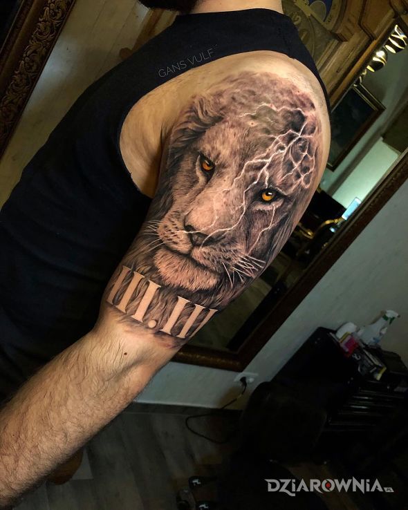 Tatuaż lew w piorunach w motywie czarno-szare i stylu realistyczne na ramieniu