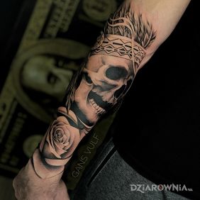 Tatuaż Czaszza na przedramieniu motyw: kwiaty styl: realistyczne