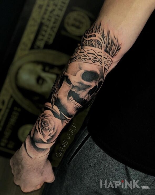 Tattoo Czaszza in flowers motif and realistic style on the forearm