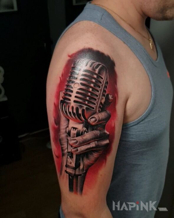 Tattoo Stary mikrofon in 3D motif and realistic style on the upper arm