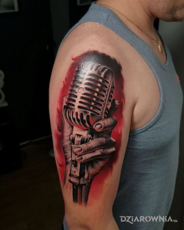 Tatuaż stary mikrofon w motywie przedmioty i stylu realistyczne na ramieniu