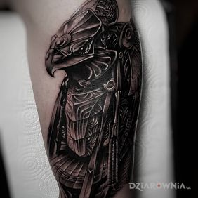 Tatuaż Mechaniczny ptak na nodze motyw: czarno-szare styl: graficzne / ilustracyjne