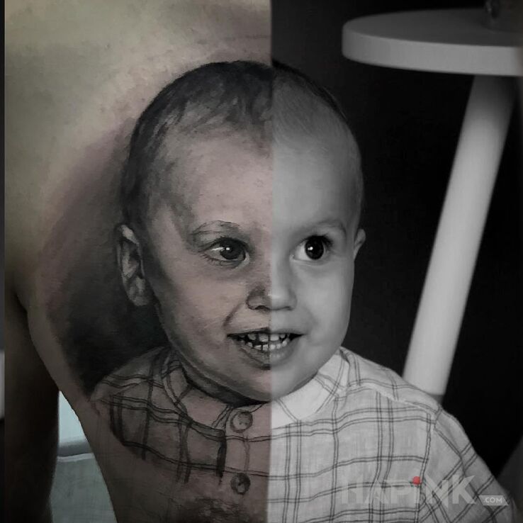 Tattoo Realistyczny portret in black and gray motif and realistic style on the chest