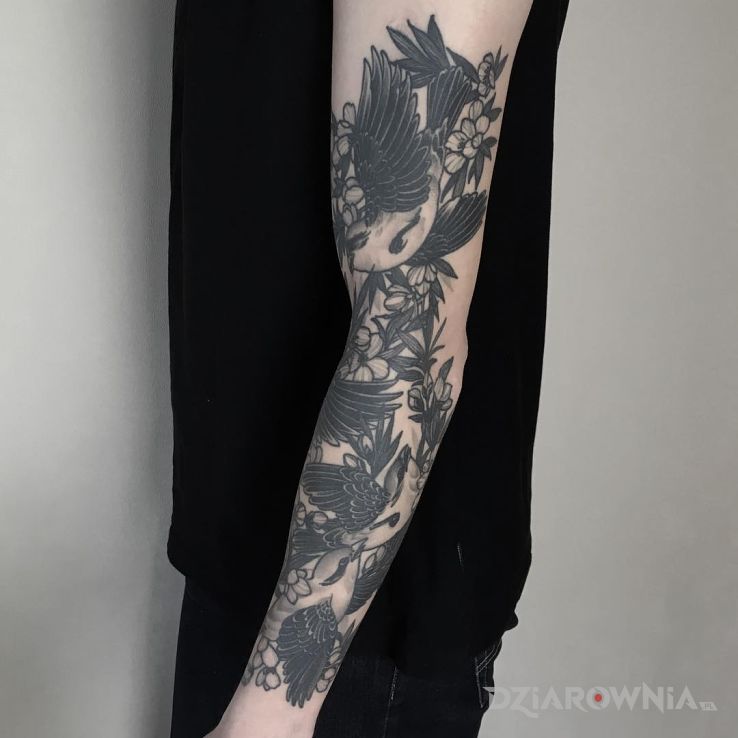 Tatuaż ptasi rękaw w motywie czarno-szare i stylu graficzne / ilustracyjne na przedramieniu