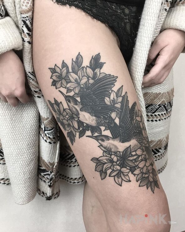 Tattoo Ptaki i kwiaty in black and gray motif and graphic / illustrative style on the leg