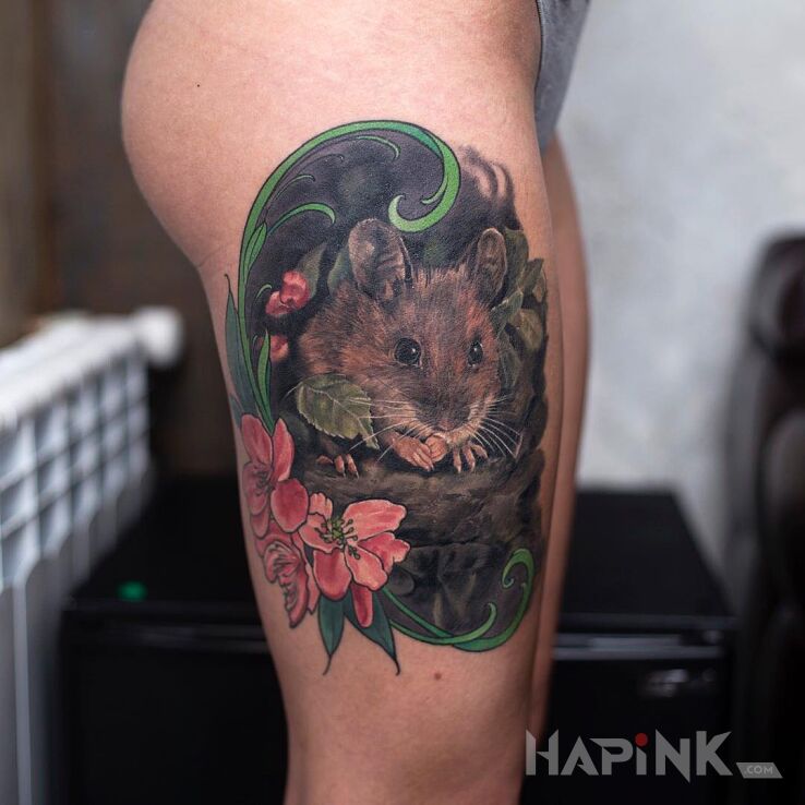 Tattoo Mała myszka in colorful motif and realistic style on the leg