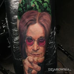 Tatuaż Ozzy na przedramieniu motyw: 3D styl: realistyczne