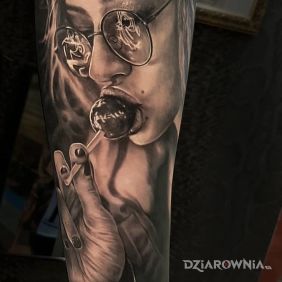 Tatuaż Lizaczek na przedramieniu motyw: 3D styl: realistyczne