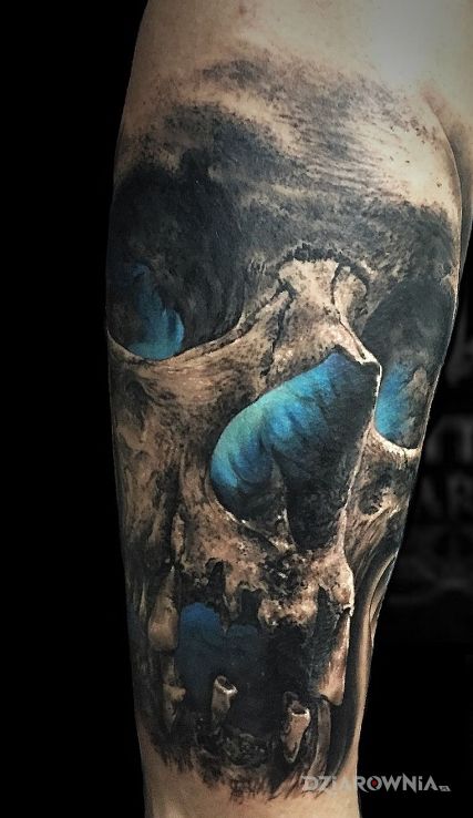Tatuaż niebieskie prześwity w motywie czaszki i stylu realistyczne na przedramieniu