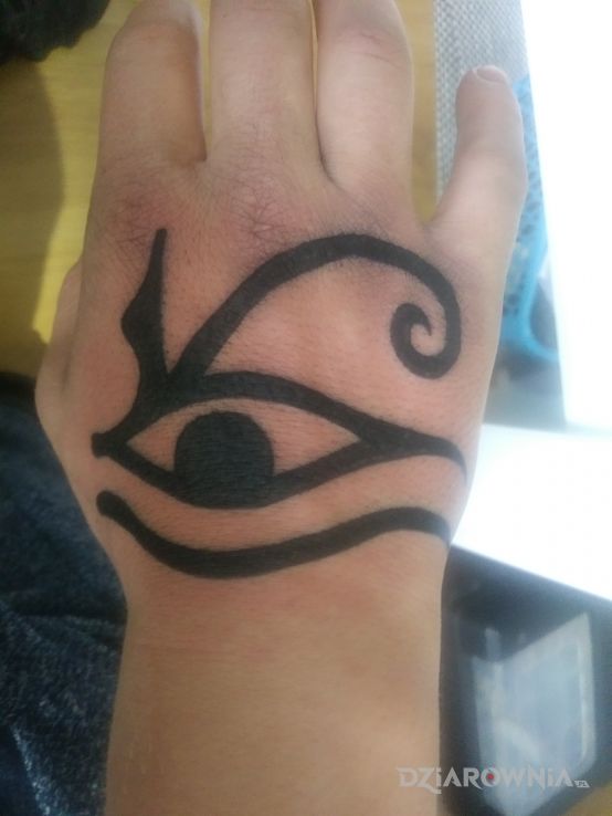 Tatuaż kolejny nabytek  prawe oko horusa w motywie pozostałe i stylu blackwork / blackout na dłoni