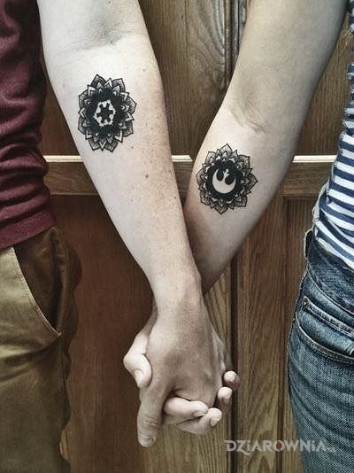 Tatuaż dwa symbole w motywie miłosne na przedramieniu