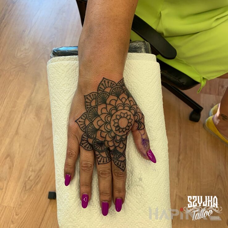 Tattoo Jednorazowy wyjątek od reguły ;) in mandalas motif and graphic / illustrative style on the fingers