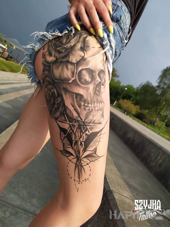 Tattoo ? Czaszunia in black and gray motif and realistic style on the leg