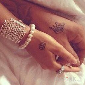 Tattoo Two crowns on the hand motif: Love