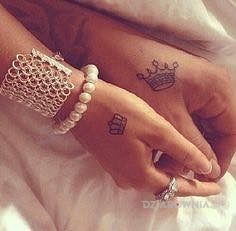 Tatuaż dwie korony w motywie miłosne na dłoni