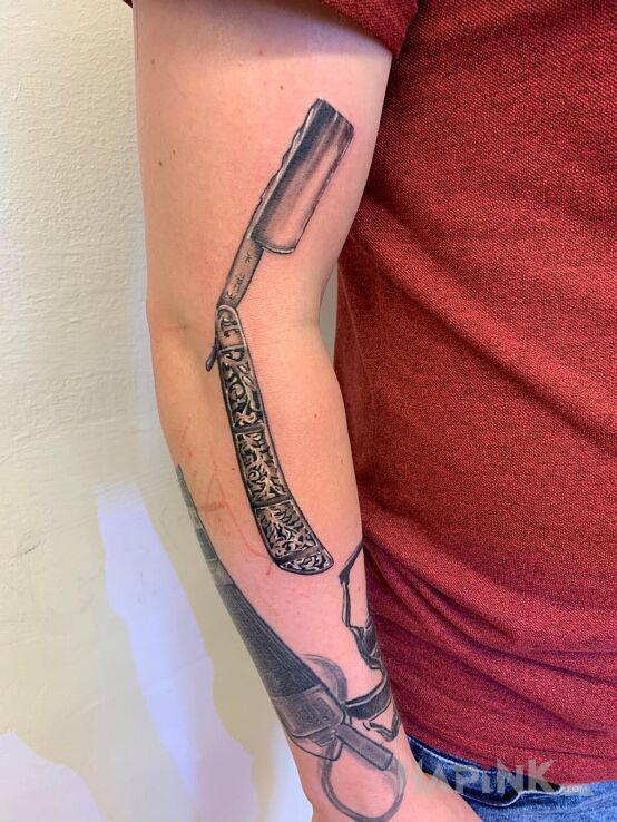 Tattoo Rękaw barbera. Jeden z tatuaży. in objects motif and realistic style on the forearm