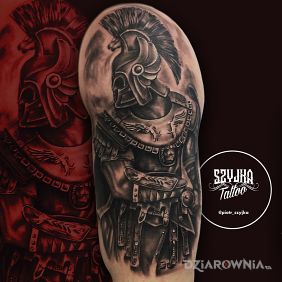 Tatuaż Wojownik na ramieniu motyw: czarno-szare styl: realistyczne