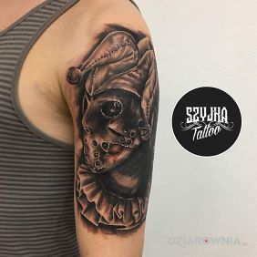 Tatuaż Stańczyk i Jason z Piątku 13 ego ? na ramieniu motyw: czarno-szare styl: realistyczne