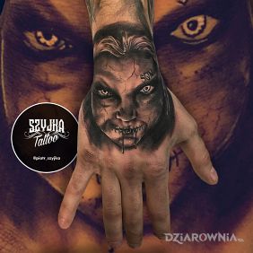 Tatuaż Mroczny klimat ? na dłoni motyw: twarze styl: realistyczne
