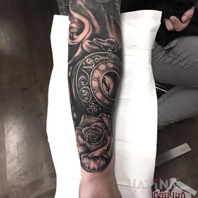Tattoo Clock ? on the forearm motif: 3D style: realistic