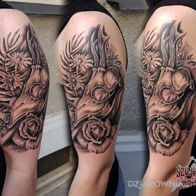 Tatuaż Czaszka w kwiatach na ramieniu motyw: czarno-szare styl: realistyczne
