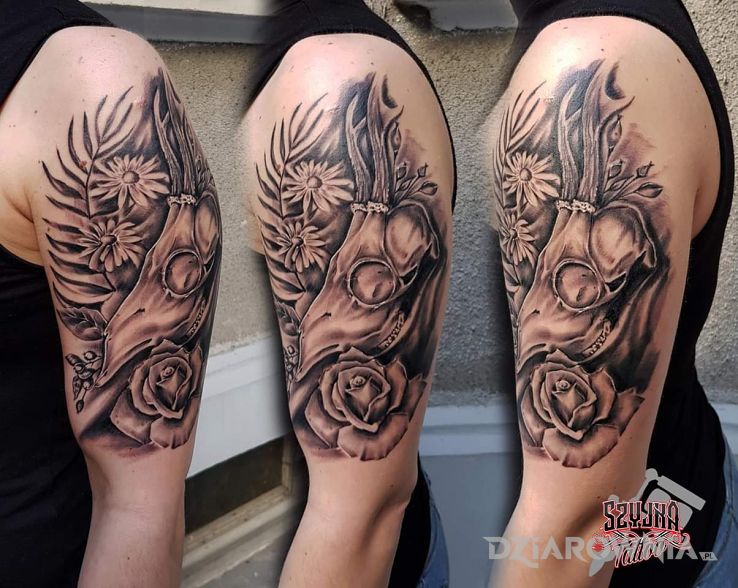 Tatuaż czaszka w kwiatach w motywie czarno-szare i stylu realistyczne na ramieniu