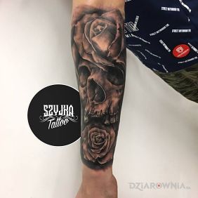 Tatuaż Czacha, róże na przedramieniu motyw: czaszki styl: realistyczne