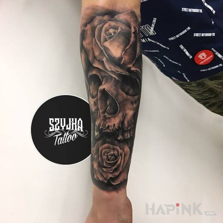 Tattoo Czacha, róże in black and gray motif and realistic style on the forearm