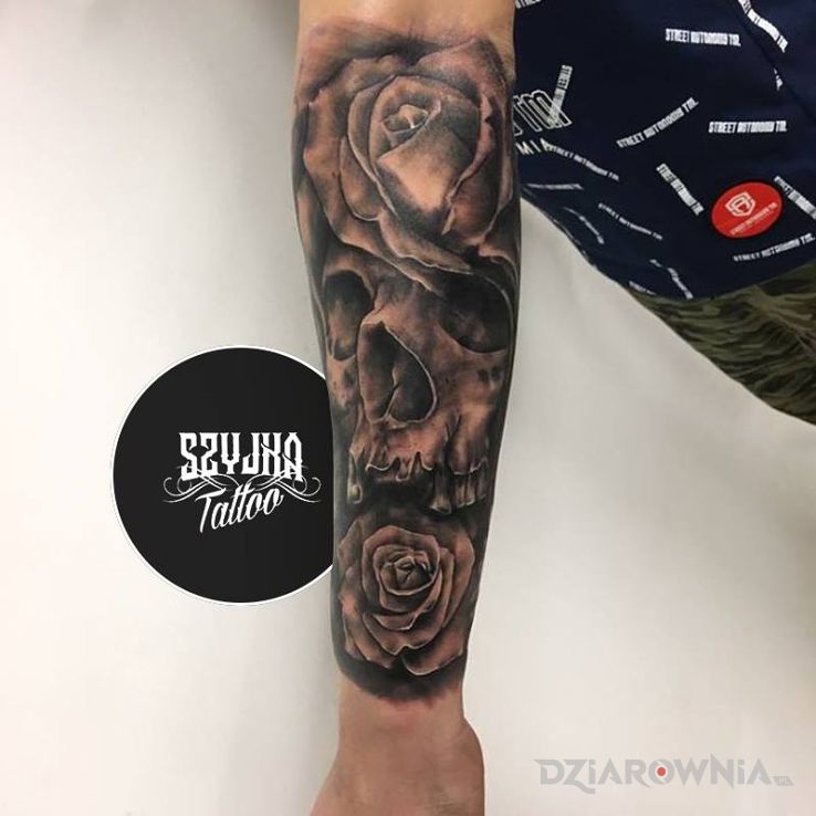 Tatuaż czacha róże w motywie czarno-szare i stylu realistyczne na przedramieniu