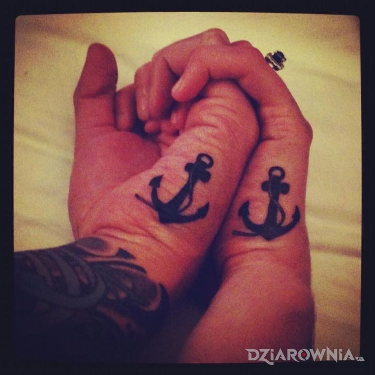 Tatuaż dwie kotwice w motywie miłosne na dłoni