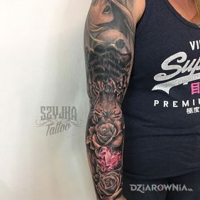 Tatuaż Puszysty tygrys na przedramieniu motyw: kwiaty styl: realistyczne