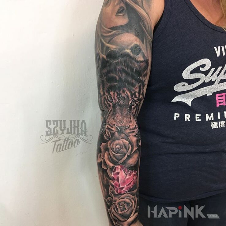 Tattoo Puszysty tygrys in animals motif and realistic style on the forearm