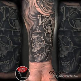 Tatuaż Granat na przedramieniu motyw: czarno-szare styl: realistyczne