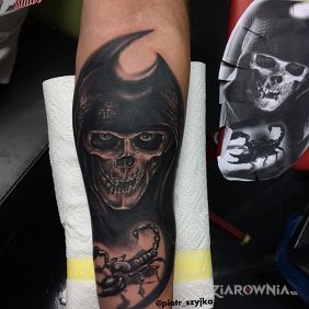 Tatuaż Sleeve in progress - czaszka / skorpion na przedramieniu motyw: zwierzęta styl: realistyczne