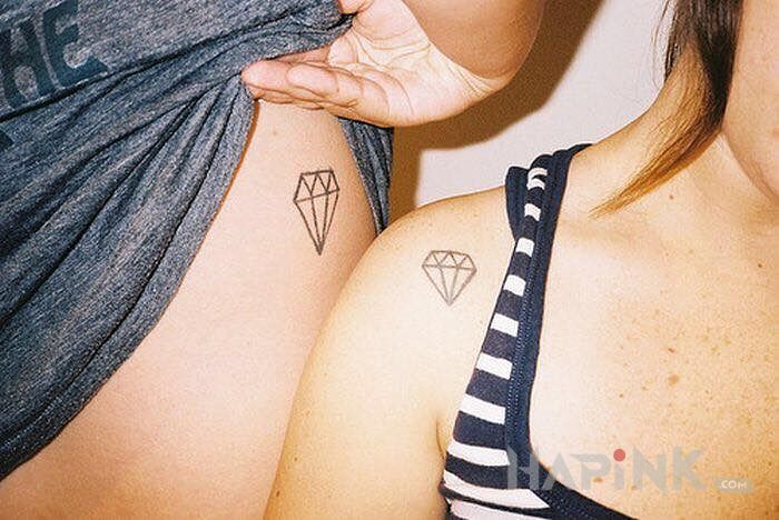 Tattoo Diamenciki in Love motif on the upper arm