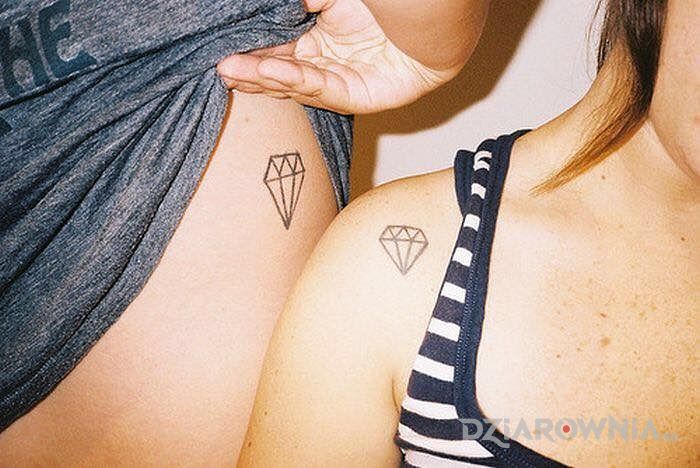 Tatuaż diamenciki w motywie miłosne na żebrach