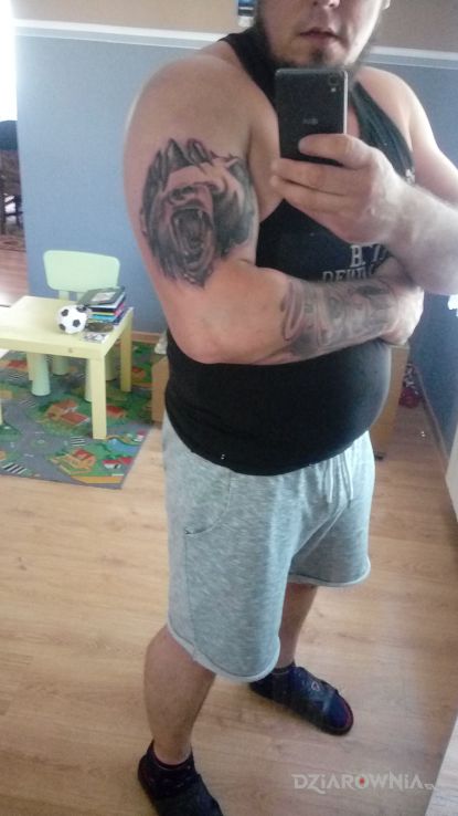 Tatuaż niedźwiedź w motywie zwierzęta i stylu realistyczne na ramieniu